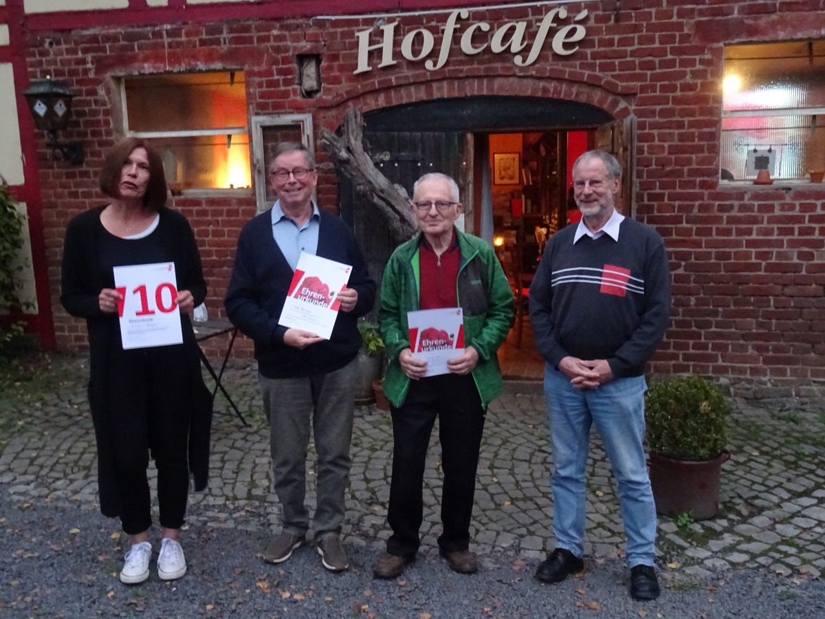 Die fr die Dauer ihrer Mitgliedschaft Geehrten mit dem GEW-Kreisvorsitzenden Heribert Blume (rechts) von links:  Christiane Hensgen (zehn Jahre), Rolf Bamberger (50 Jahre) und Ulrich Gans (60 Jahre). (Foto: GEW) 