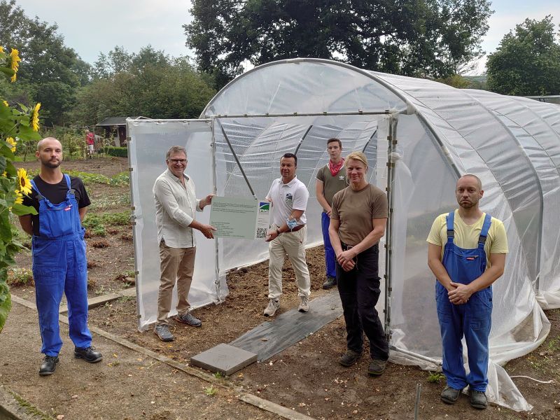 Zur bergabe der Gewchshaus-Spende trafen sich (von links) Lukas Jacek, Joachim J. Jsch, Hendrik Klar, Marius Wagner, Alrun Uebing und Mike Himsl im Garten des Fachkrankenhauses. Foto: privat