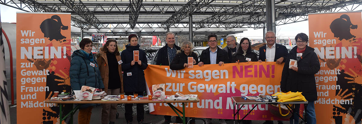 Landrat Achim Hallerbach sowie Brgermeister Karsten Fehr (Unkel) und Beigeordneter Frank Becker (Linz) untersttzten die Mitglieder des Aktionsbndnisses mit ihrem Besuch am Aktionsstand in Unkel. Auch die Brgermeister Peter Jung (Neuwied) und Hans-Werner Breithausen besuchten die Aktionsstnde. Foto: Kreisverwaltung