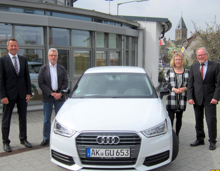 Gratulation zum Gewinn durch die Westerwald Bank in Horhausen: (v. l.) Kundenberater Heiko Zelmer, Wolfgang und Gudrun Stammler sowie Geschftsstellenleiter Peter Hassel. (Foto: Westerwald Bank) 