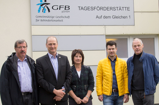 Vor der Tagesfrdersttte: (von links) Karl-Heinz Boll , Erhard Hauptmann, Helena Schuck, Stefan Leukel und Winfried Weber. (Foto: GfB) 