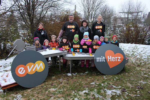 Test bestanden: Die Kinder freuen sich ber die neue Matschanlage, die Dank der Teilspende von evm-Mitarbeiterin Linda Wessler und der Initiative des Frdervereins erbaut werden konnte. Foto: evm
