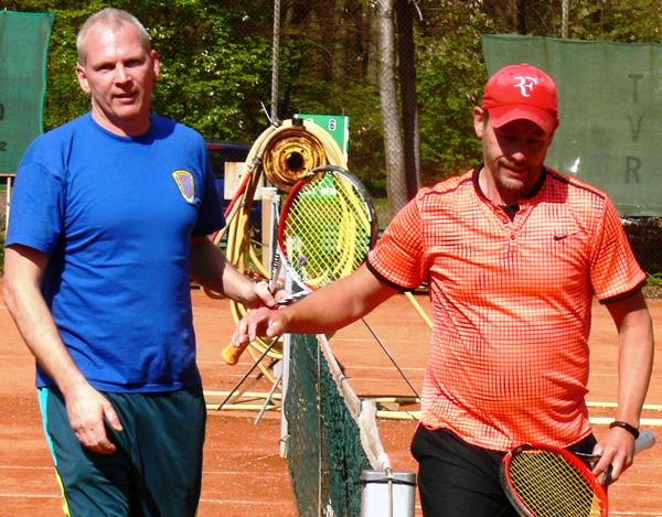 Christoph Vollmert (links), Sportfreunde Neustadt-Wied war bei den Herren 40 im Finale erfolgreich gegen Thomas Schekorr (TC Rossbach) 6:3; 6:4. Fotos: Dietrich Rockenfeller/TC Steimel