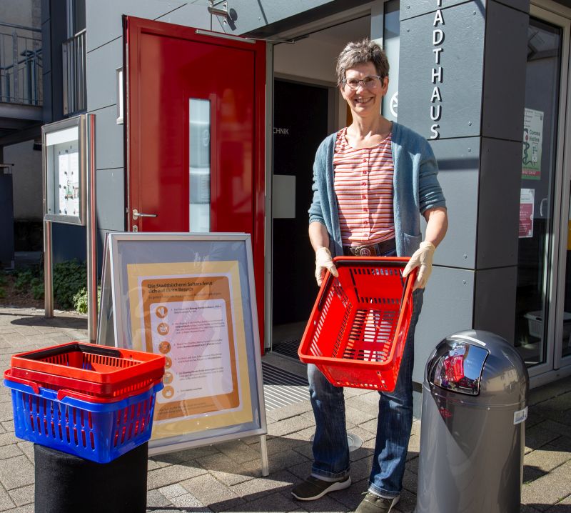 Birgit Lantermann gibt jedem Besucher einen Korb. Damit regelt sie aber nur den Einlass zur wieder geffneten Stadtbcherei. Foto: Eckhard Schneider