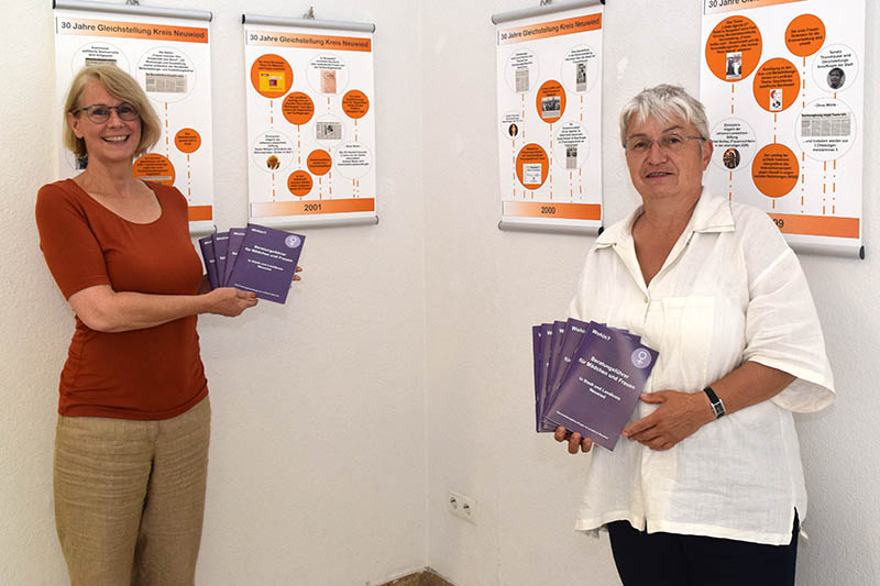 Birgit Bayer (links) und Doris Eyl-Mller prsentieren den neuen Beratungsfhrer. Foto: Kreisverwaltung