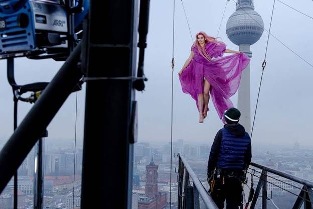 Hoch in den Wolken im dnnen Tllgewand beweist Luca Nervenstrke. Fotos: ProSieben