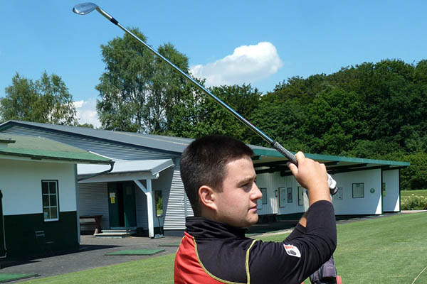 Max Schmitt spielt sich im Golfsport an die Spitze