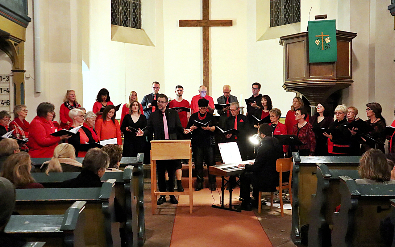 Der Chor "Good News" begeisterte rund 300 Besucher in der Kirburger Kirche. (Foto: Willy Strunk)
