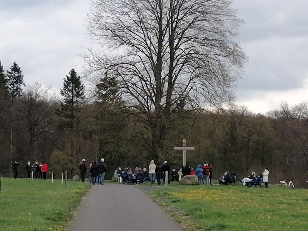 Gottesdienst im Freien unter einer Feldlinde. Foto: privat