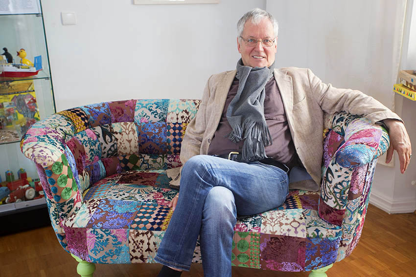 Erkennungssymbol der Salonabende ist das Wohnzimmeratmosphre erzeugende bunte Sofa, auf dem Fritz Stavenhagen Probe sitzt. Fotos: Helmmi Tischler-Venter