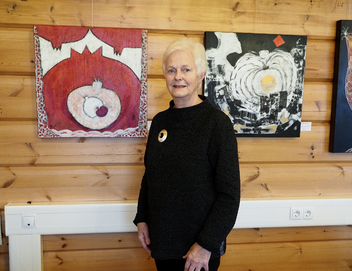 Christa Hbel ber das Malen: "Es ist, als wrde ich ein Gedicht malen oder ein Bild schreiben und dazu Melodien in farbige Harmonien tauchen". (Foto: Tatjana Steindorf)