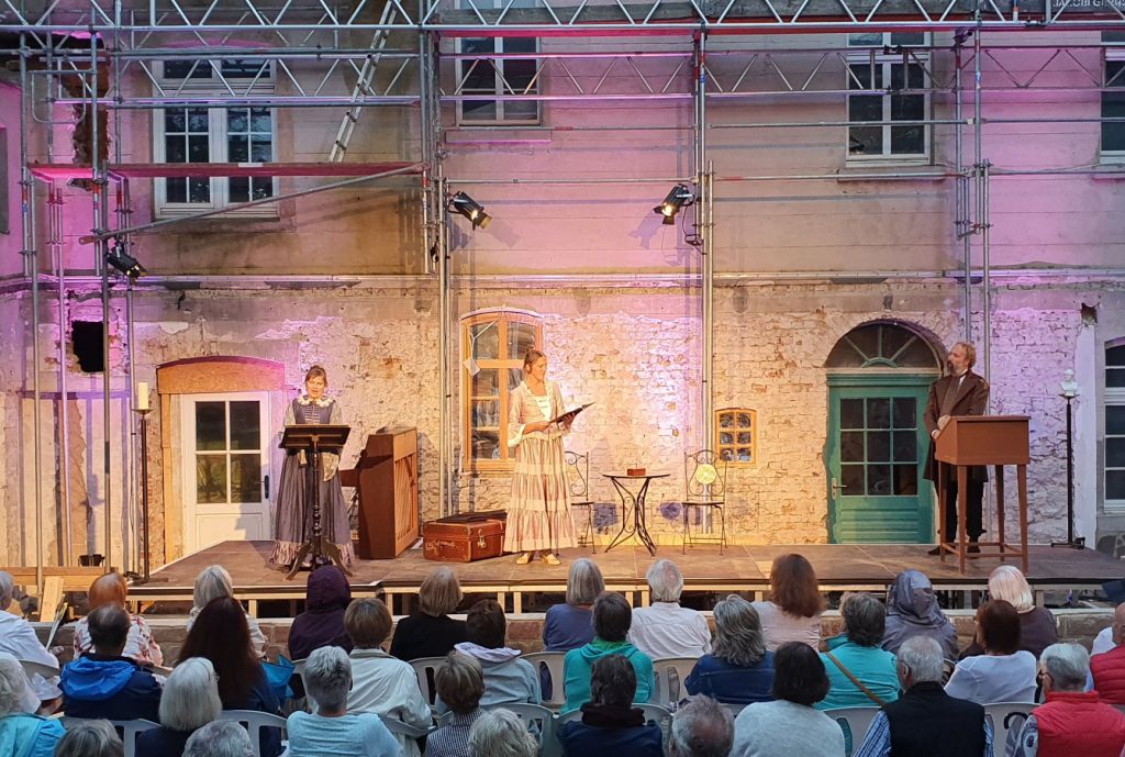 Premiere in der Villa Schaaffhausen (von links: Sabine Falter, Frederike Bohr und Tom Jacobs)