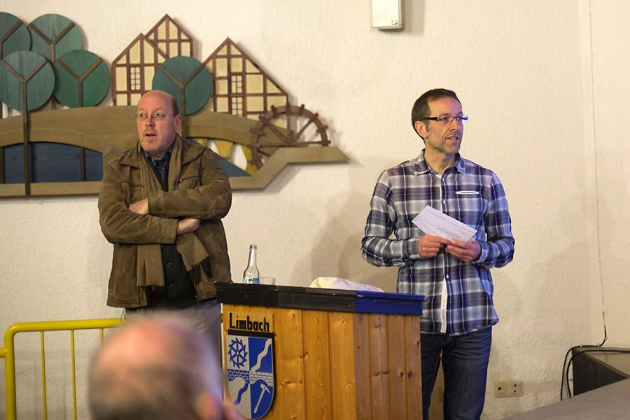 Ralph Hilger (rechts) vom KuV Limbach begrüßt den Referenten Dr. Jens Friedhoff und die Zuschauer. Fotos: Helmi Tischler-Venter
