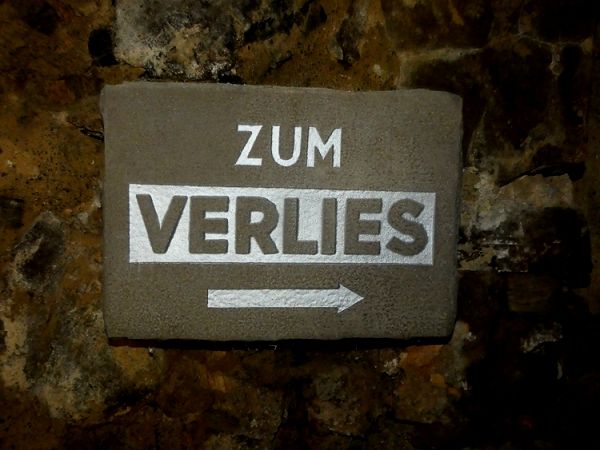 Hinweisschild zum Verlies. Foto: GRI