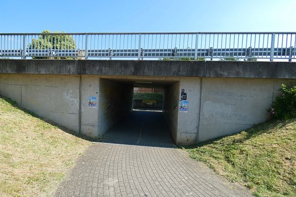 Die Fugngerunterfhrung fhrt unter der Bundesstrae B 8 durch, anschlieend links abbiegen.