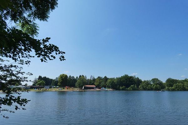 Eine abwechslungsreiche Wanderstrecke um den Freilinger Weiher. Fotos: GRI