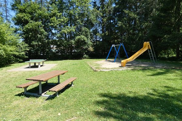 Kinderspielplatz mit Bänken und Tischen beim Minigolfplatz.