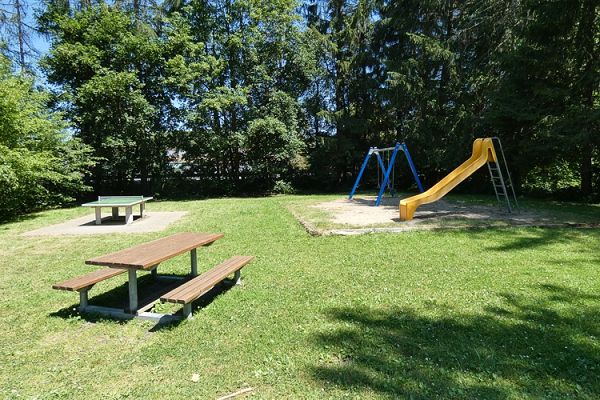 Kinderspielplatz mit Bnken und Tischen beim Minigolfplatz.