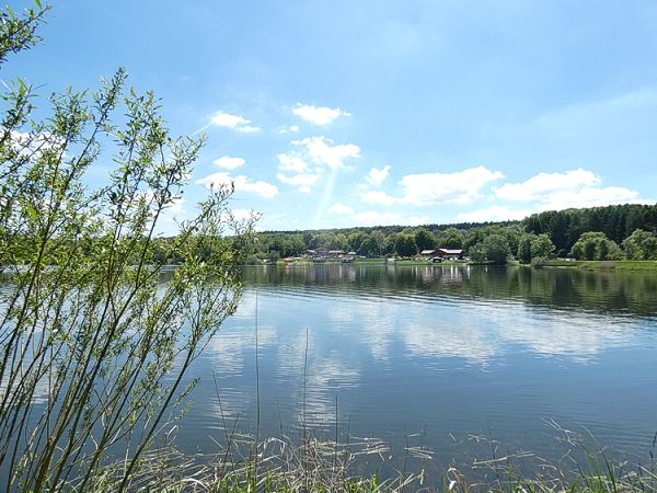 Seepanorama mit Blick auf das Winner Ufer.