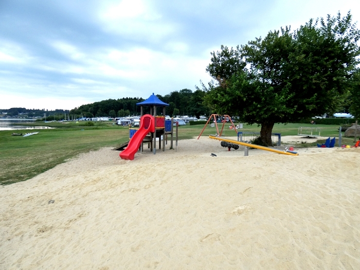 Kinderspielplatz, an die groe Liegewiese angrenzend.