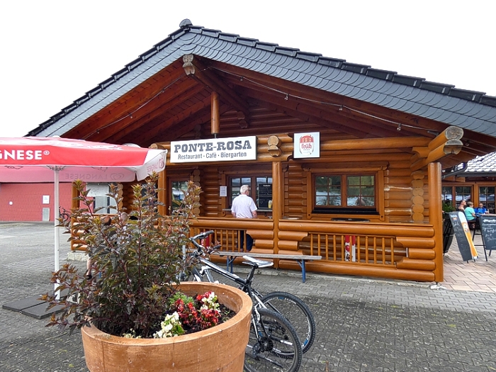 Das Campingplatzrestaurant Ponte-Rosa mit Kiosk.