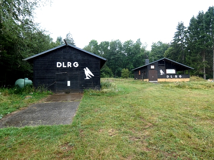 DLRG-Rettungsstation am Ufer der Krombachtalsperre.