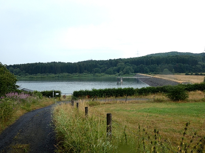 Staumauer der Krombachtalsperre.