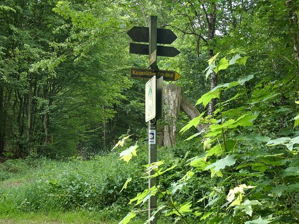 Hinweisschild zum Kaiserlichen Friedhof.