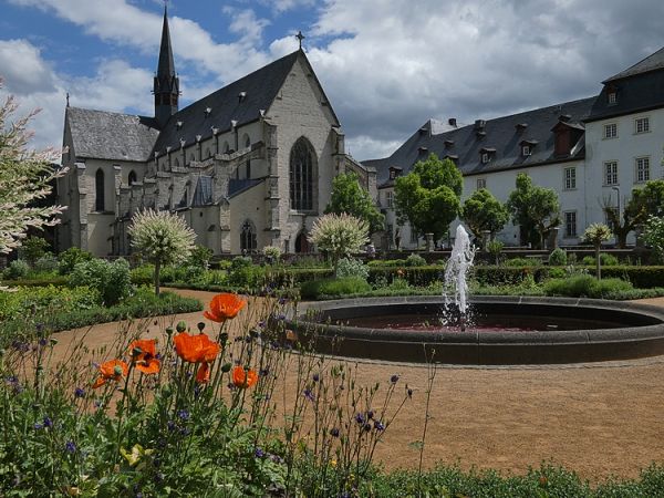 Wasserspiel mit Klosterkirche.