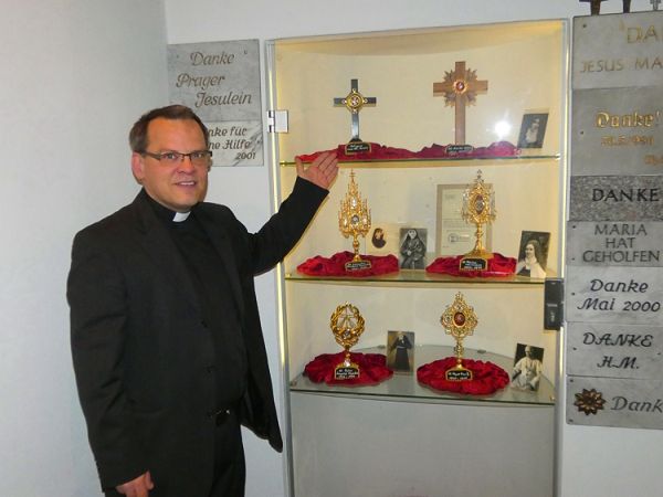 Frank Aumüller, Pfarrer der Wallfahrtskirche bei der Reliquienausstellung.