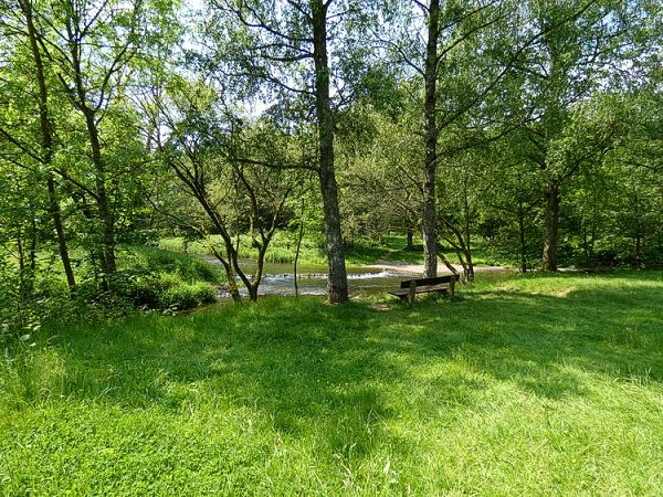 Sitzplatz an der groen Spielwiese bei Heimborn.