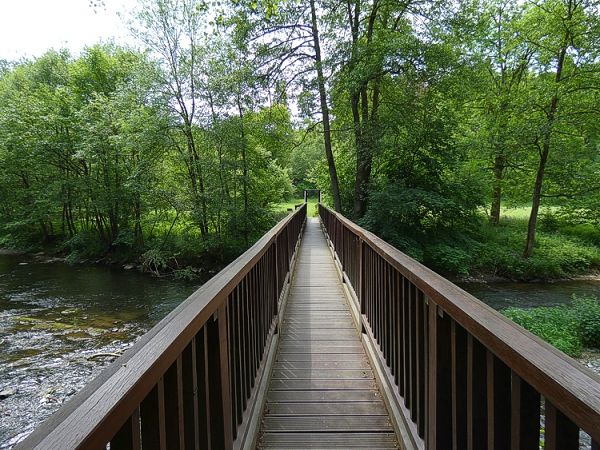 Wir wandern ber die Holzbrcke, die ber die Groe Nister fhrt.