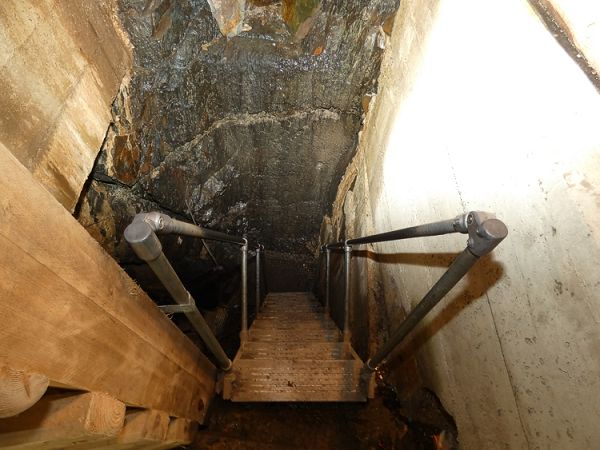 Die Treppe fhrt 30 Stufen nach unten. Foto: GRI