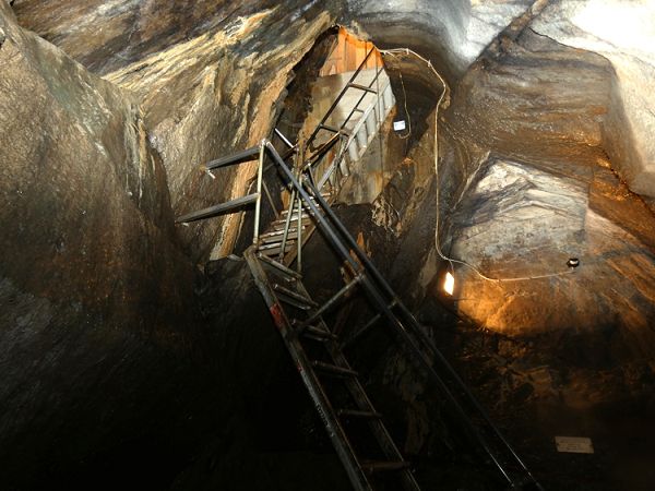 Ein Blick nach oben macht deutlich, wie tief wir schon unter der Erde sind. Foto: GRI