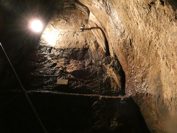 Feuchte Wand im Schieferbergwerk. Foto: GRI