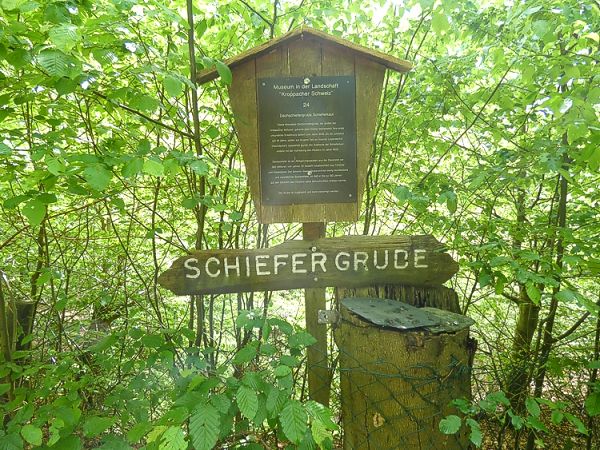 Wegweiser am Westerwaldsteig zum Schieferbergwerk. Foto: GRI