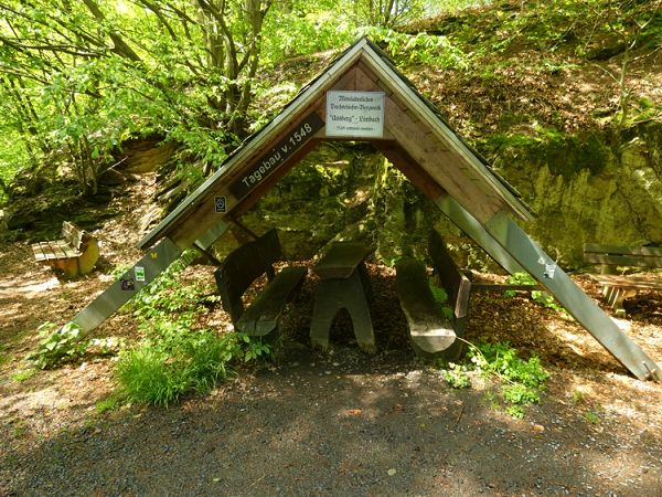 berdachter Rastplatz als Hinweis auf das Schieferbergwerk. Foto: GRI