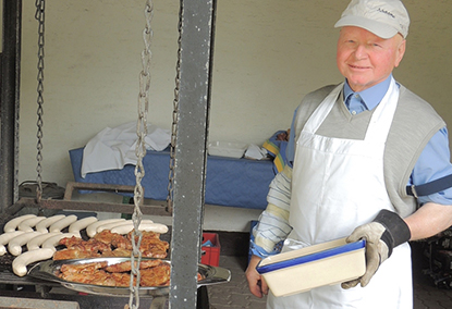 Schatzmeister der SU, Horst Fller, schlpfte in die Rolle des "Grillmeisters". Foto: SU