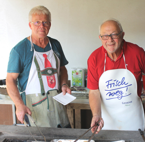 Die beiden Grillmeister Edgar Peters (links) und Heinz-Werner Birkenbeul hatten eine doppelte Hitze beim SPD-Grillfest zu ertragen. (Foto: SPD-Ortsverein Hamm)