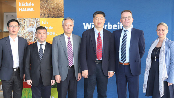 Eine Delegation des Sino-German-Ecopark in Qingdao (China) zum strategischen Gesprch in Eichelhardt: (von links) Zhu Tieyi, Xue Junting, Wang Weiqun, Zhao Hui, Zaho Wie, Arno Dittmer und Selina Schumacher. (Foto: Group Schumacher) 