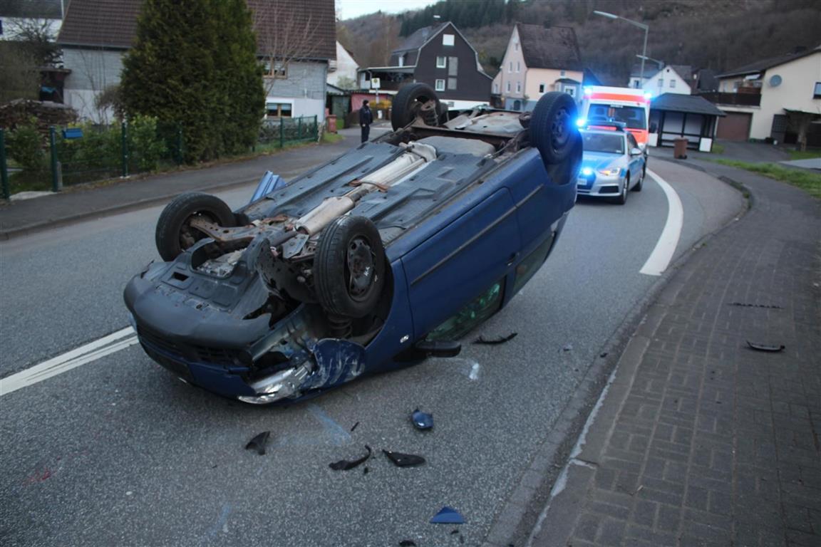 Das Unfallfahrzeug kam auf dem Dach liegend zum Stillstand  Totalschaden. (Foto: Polizei) 