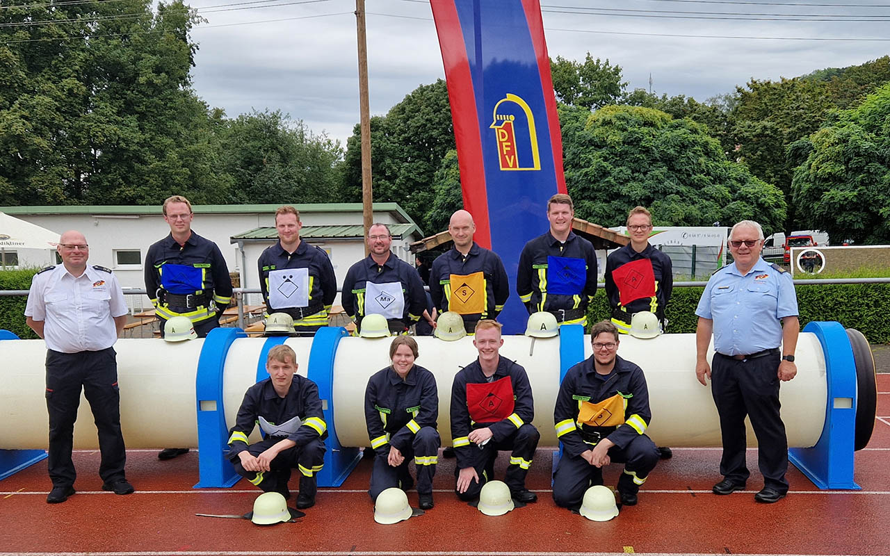 Von links: Thorsten Fischbach (Landeswettbewerbsleiter), Christian Fein, Sebastian Fein, Adrian Eiser, Michael Pleitgen, Hendrik Kuhn, Tobias Wegner, Peter Gerhards (Vizeprsident LFV RLP). Kniend: Benjamin Wende, Lea Leyendecker, Finn Windolph, Marvin Leyendecker. (Fotos: Michael Klein)
