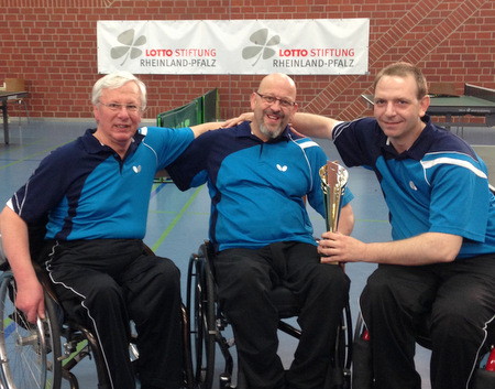 Matthias Grünebach (Mitte) aus Herdorf spielt mit seinen Teamkollegen Christian Reuter (rechts) und Alex Nicolay künftig in der ersten Rollstuhl-Tischtennis-Bundesliga. (Foto: privat) 