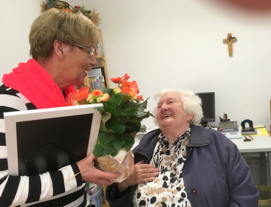 Helga Mller (links), Leiterin der Grnen Damen, beglckwnschte Ursula Klein. (Foto: privat) 