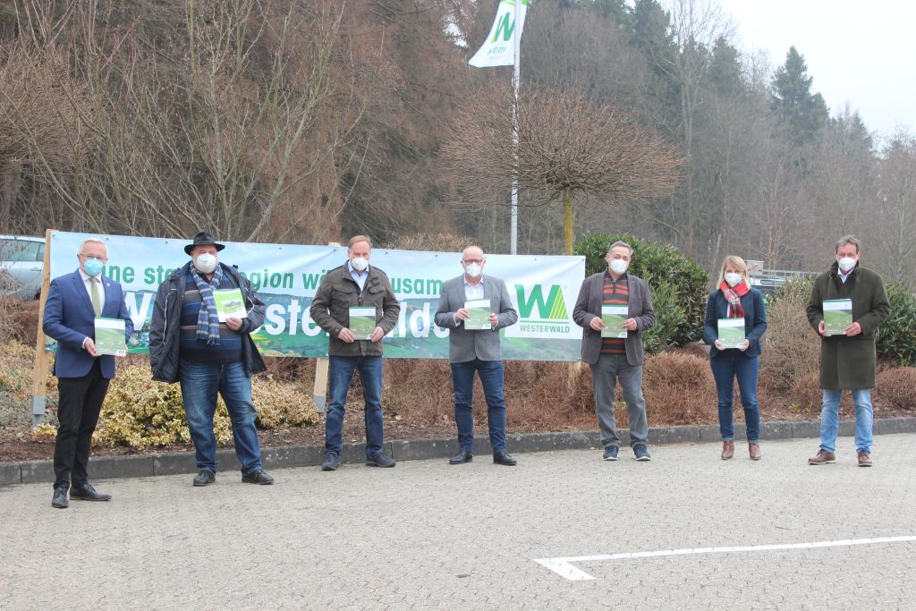 Mit einem gemeinsamen Verstndnis der Zusammenarbeit stellten die Vorsitzenden der Kreisbauernverbnde Neuwied (Ulrich Schreiber), Altenkirchen (Josef Schwan) und des Westerwaldkreises (Matthias Mller) gemeinsam mit den Landrten Dr. Peter Enders (Kreis Altenkirchen) Achim Hallerbach (Kreis Neuwied) und Achim Schwickert (Westerwaldkreis) die Grnlandstrategie des Westerwaldes der ffentlichkeit vor. Foto: privat