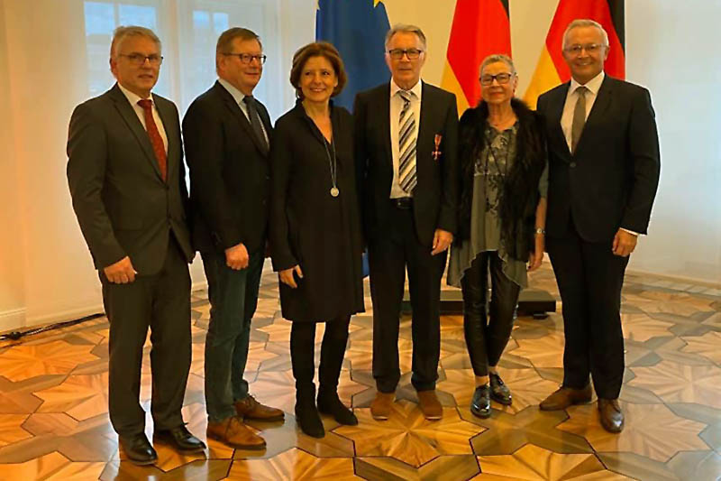 Malu Dreyer berreicht Bundesverdienstkreuz am Bande an Jrgen Grnwald. Foto: pr