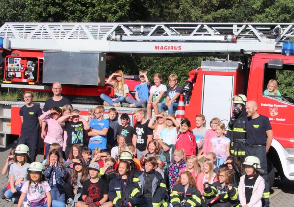 Die vierte Klasse der Grundschule Herdorf war mit rund 60 Kindern zur Brandschutzerziehung bei der Herdorfer Feuerwehr. (Foto: Verbandsgemeindefeuerwehr Daaden-Herdorf)