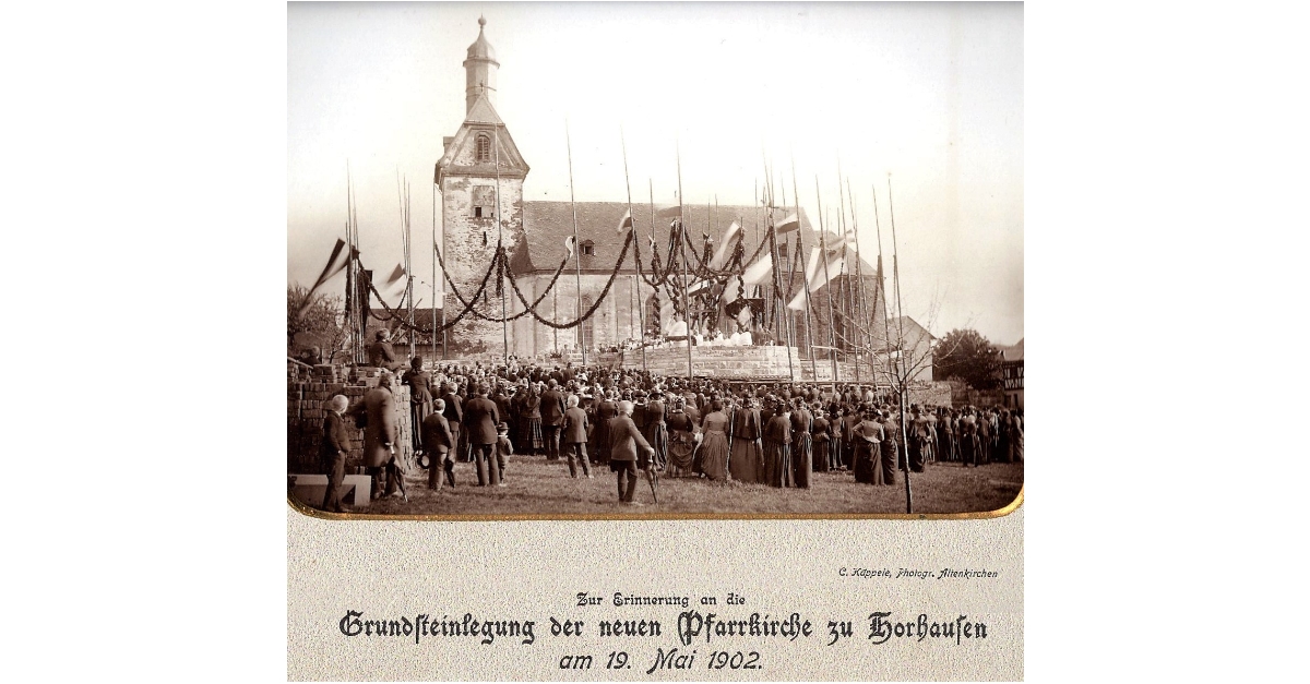 Das Foto erinnert an die festliche Grundsteinlegung fr die Erweiterung der Pfarrkirche St. Maria Magdalena in Horhausen im Mai 1902. (Repro: Veranstalter)