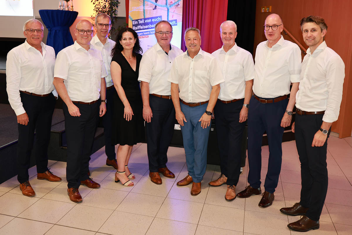 Vorstand und Aufsichtsrat der Raiffeisenbank Neustadt (von links): Kurt Krautscheid, Dirk Asbeck, Lothar Eckloff, Anna Schramke-Wagner, Martin Leis, Hans-Werner Breithausen, Konrad Breul, Axel Sch�lzchen und Philipp Seuser. Foto: Franz-Josef Wertenbruch/Raiffeisenbank Neustadt