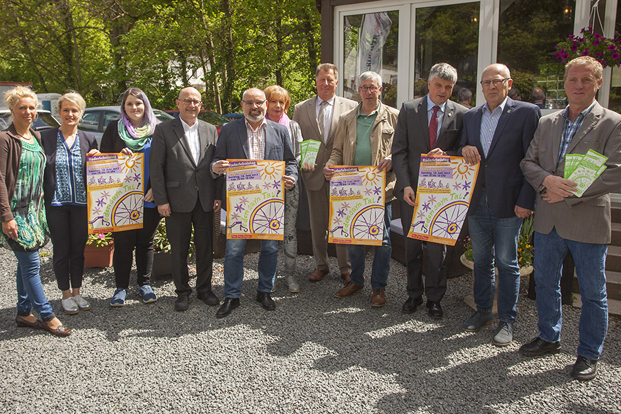 Die Akteure der Veranstaltung von links: Celina Klingenberg, Nancy Parac, Celina Weinert, Michael Kessler, Heinz Mller, Marion Meuer, Horst Rasbach, Detlef Mohr, Klaus Mller, Wolfgang Zirfas und Detlef Roth. Foto: Wolfgang Tischler